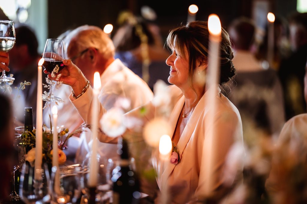 Brides mum is holding glass of wine