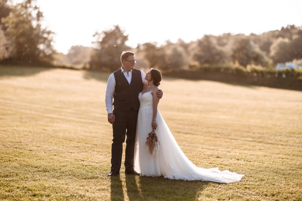 golden hour wedding photos. Hampshire romantic wedding photographer 