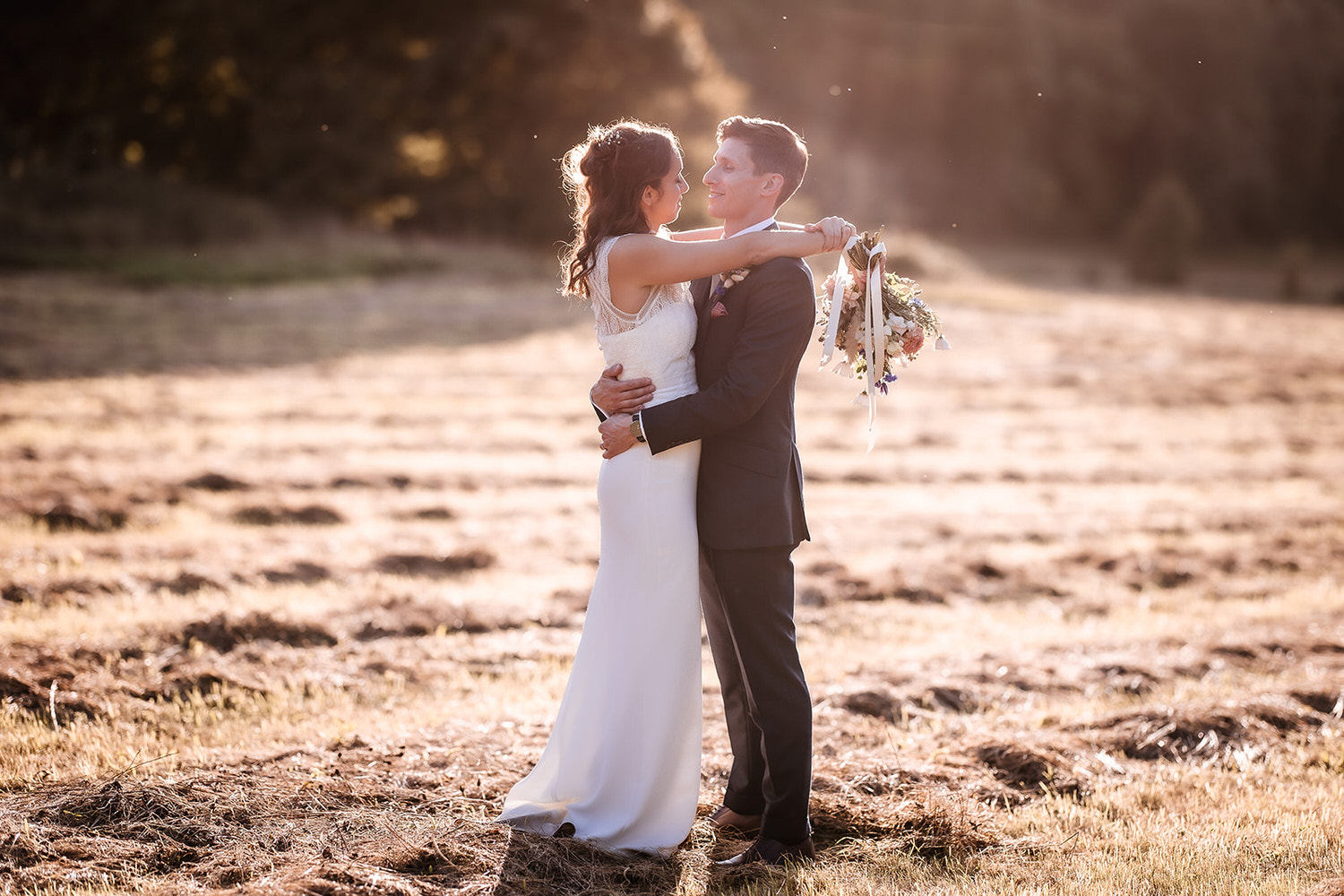 sunset photo of bride and groom in the field in Hampshire