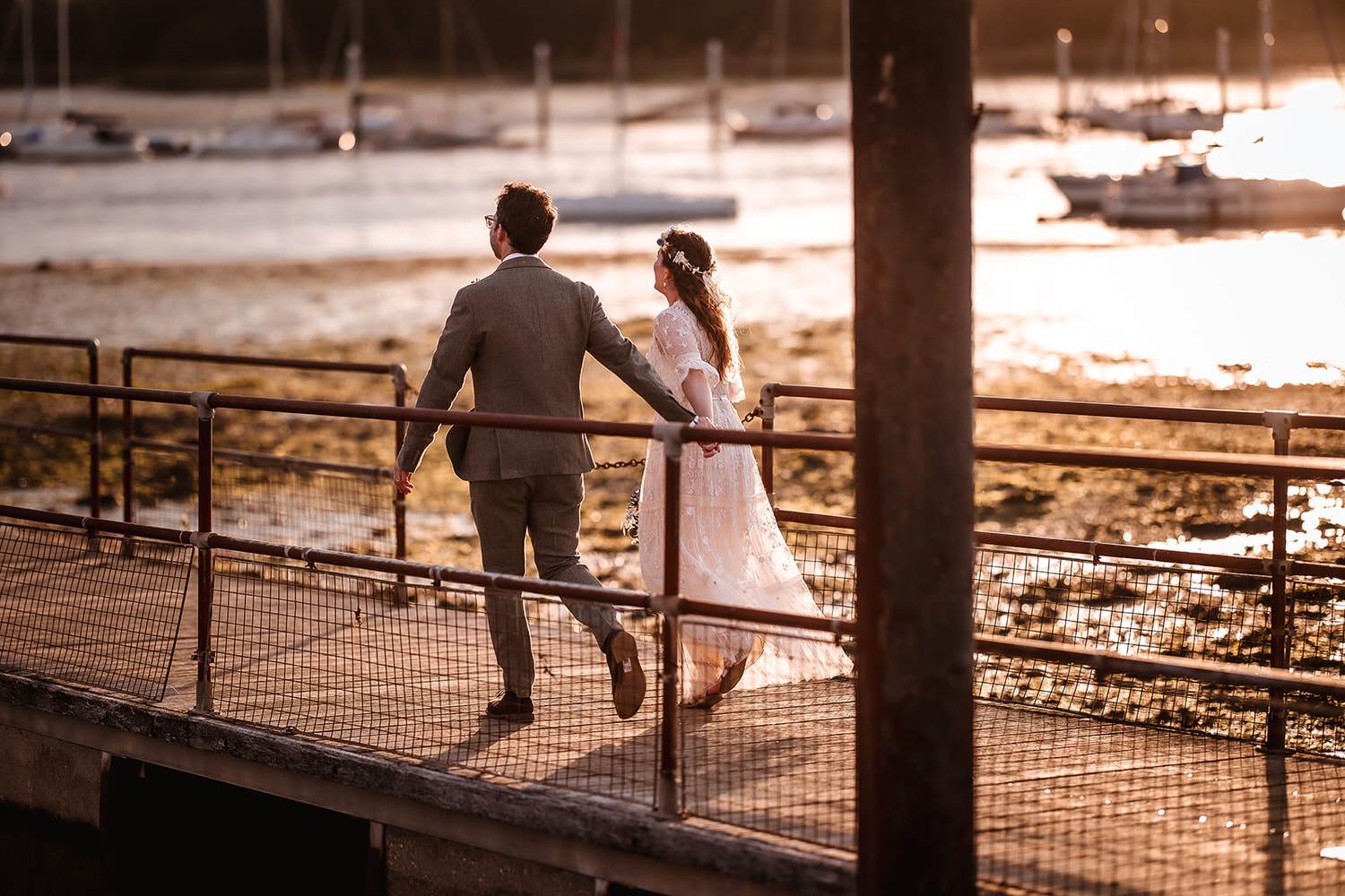 wedding couple walking at the Harbour