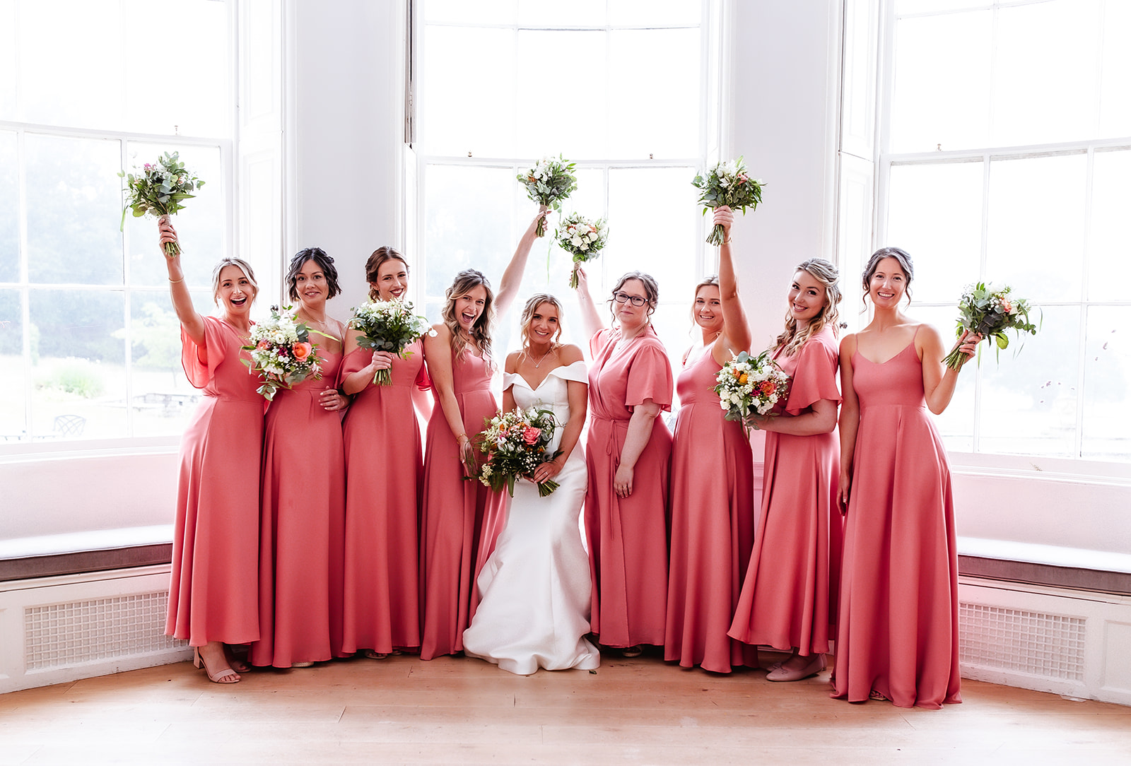 elegant photo of bride and her bridal party