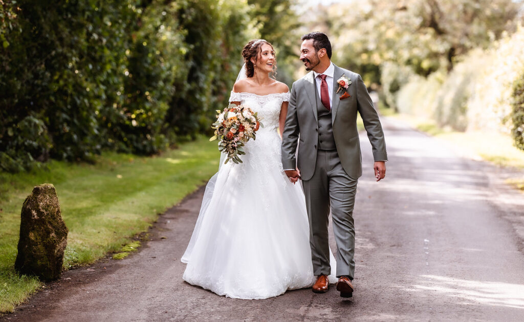 Hampshire wedding photographer capturing a natural and candid photos